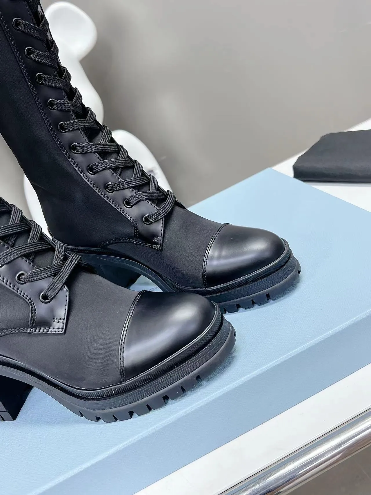 👟👟Ex-factory price 700👟👟 2022SSS re-launches the new and newest boot length of Poundala —————————— 💥PRADA’s spring morning T catwalk show is the same model "Dream City Night". Prada can focus on the right scene. It has a fresh breeze with a sense of luxury. It is perfect on the feet. 💃💃 Wear it with the matching shoes. It is elegant and high-quality, crystal clear and has various qualities. The materials are uniquely designed by the company and must be zero-edged. The entire series is full of exciting and interesting combinations of exterior elements. Different materials and textured fabrics express a strong artistic flavor. You can slightly appreciate the changing styles of Prada girls. 1⃣Upper: matte glossy open edge scarlet, 2⃣Lining: imported sheepskin lining 3⃣Outsole: original Italian large color original 4⃣🔺original foot pads, size female 35M-40M